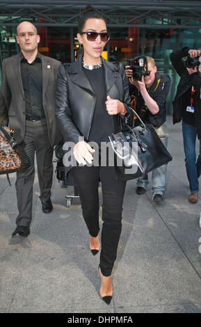 Kim Kardashian arrivant à l'aéroport Heathrow de Londres, Angleterre - 16.05.12 Banque D'Images