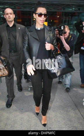 Kim Kardashian arrivant à l'aéroport Heathrow de Londres, Angleterre - 16.05.12 Banque D'Images