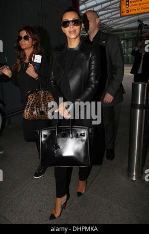 Kim Kardashian arrivant à l'aéroport Heathrow de Londres, Angleterre - 16.05.12 Banque D'Images