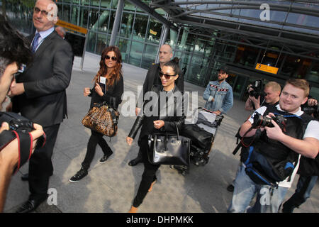 Kim Kardashian arrivant à l'aéroport Heathrow de Londres, Angleterre - 16.05.12 Banque D'Images