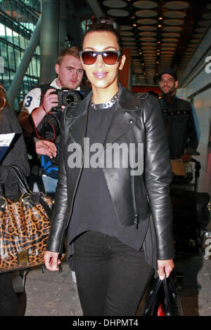 Kim Kardashian arrivant à l'aéroport Heathrow de Londres, Angleterre - 16.05.12 Banque D'Images