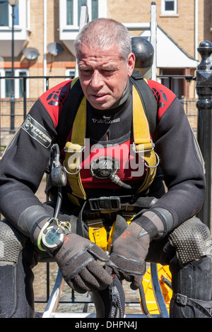 Thames Valley Police recherche spécialiste de l'équipe de rétablissement et diver se dessèche et se réchauffe après la plongée dans la rivière Kennett. Banque D'Images