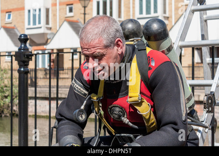 Thames Valley Police recherche spécialiste de l'équipe de rétablissement et diver se dessèche et se réchauffe après la plongée dans la rivière Kennett. Banque D'Images