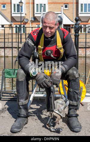 Thames Valley Police recherche spécialiste de l'équipe de rétablissement et diver se dessèche et se réchauffe après la plongée dans la rivière Kennett. Banque D'Images