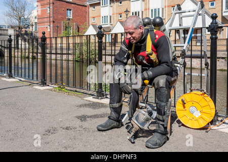 Thames Valley Police recherche spécialiste de l'équipe de rétablissement et diver se dessèche et se réchauffe après la plongée dans la rivière Kennett. Banque D'Images