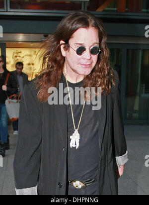 Ozzy Osbourne arrivant à l'aéroport Heathrow de Londres, Angleterre - 16.05.12 avec Ozzy Osbourne : où : London, Royaume-Uni Quand : 16 mai 2012 Banque D'Images