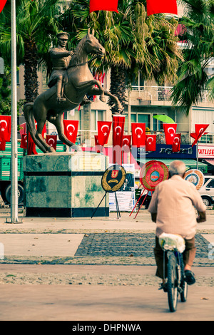 Monument de Mustafa Kemal Atatürk sur la place par le port de Dikili, Turquie 2013 Banque D'Images