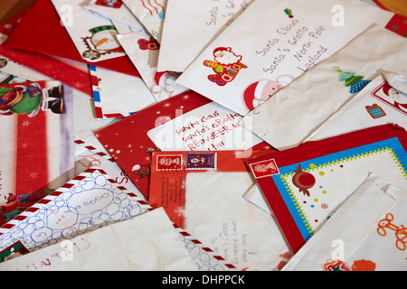 Pile de cadeaux de Noël pour enfants Lettres au Père Noël Banque D'Images