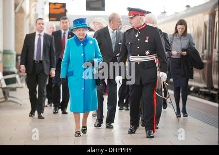 Manchester, UK. 14 novembre, 2013. La reine Elizabeth II et le Prince Philip, duc d'Édimbourg arrivent à la gare Piccadilly de Manchester, accueillis par M. Warren J. Smith, le Lord-Lieutenant de Greater Manchester, à la veille de leur engagement pour l'ouverture officielle du nouveau 'Noma' Co-Op édifice de la ville. Credit : Russell Hart/Alamy Live News (usage éditorial uniquement). Banque D'Images