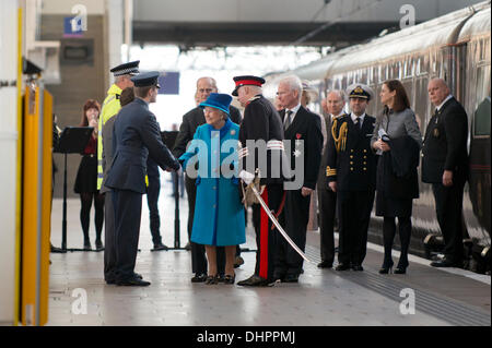 Manchester, UK. 14 novembre, 2013. La reine Elizabeth II et le Prince Philip, duc d'Édimbourg arrivent à la gare Piccadilly de Manchester, accueillis par M. Warren J. Smith, le Lord-Lieutenant de Greater Manchester, à la veille de leur engagement pour l'ouverture officielle du nouveau 'Noma' Co-Op édifice de la ville. Credit : Russell Hart/Alamy Live News (usage éditorial uniquement). Banque D'Images