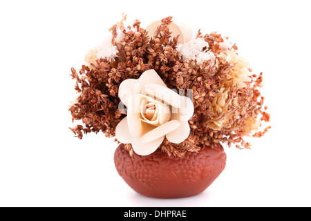 Fleurs dans vase isolé sur fond blanc. Banque D'Images