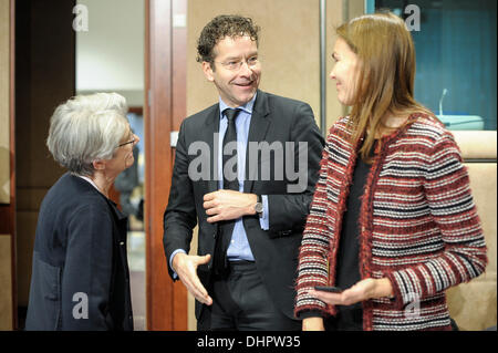 Bruxelles, Bxl, Belgique. 14Th Nov, 2013. Le Président de l'Eurogroupe et le ministre des Finances néerlandais Jeroen Dijsselbloem (C ) La Confédération européenne des syndicats Secrétaire confédéral Veronica Nilsson (R ) et Bernadette SÅ½gol, Secrétaire général de la Confédération Européenne des Syndicats (CES) avant le dialogue macroéconomique au niveau politique réunion avant le début de la réunion du Conseil Ecofin de l'UE au siège de l'UE à Bruxelles, Belgique Le 14.11.2013 Dijsselbloem a déclaré avant une réunion de l'Eurogroupe que l'Espagne a ''pris un tournant'' et est en voie de rétablissement après deux ans de récession. Par Wikto Banque D'Images