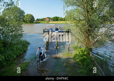 Pays-bas, Zalk, petit ferry pour piétons et cyclistes de traverser la rivière IJssel au cours de l'eau élevé Banque D'Images