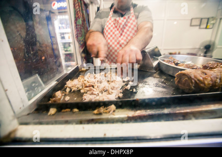 L'homme préparer/döner kebab alpaslan aktürk. Soma, Turquie, 2013 Banque D'Images