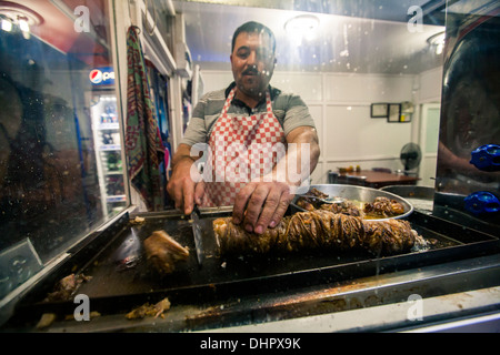 L'homme préparer/döner kebab alpaslan aktürk. Soma, Turquie, 2013 Banque D'Images