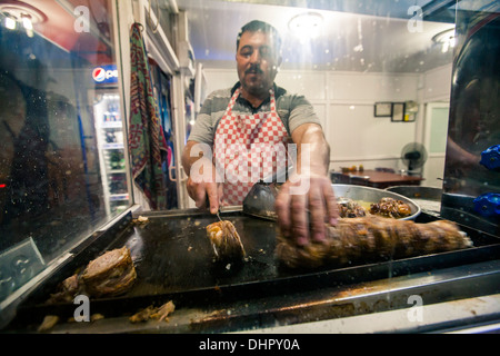 L'homme préparer/döner kebab alpaslan aktürk. Soma, Turquie, 2013 Banque D'Images