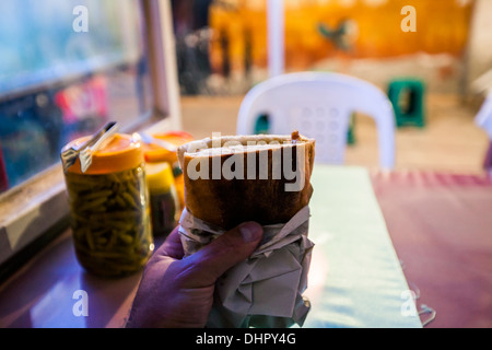 L'homme préparer/döner kebab alpaslan aktürk. Soma, Turquie, 2013 Banque D'Images