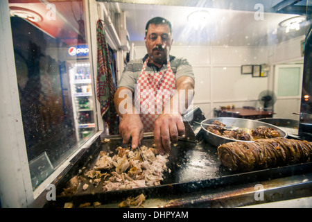 L'homme préparer/döner kebab alpaslan aktürk. Soma, Turquie, 2013 Banque D'Images