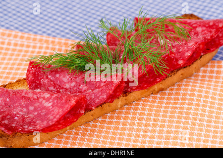 Avec sandwich au salami et l'aneth isolé sur des essuie-tout. Banque D'Images