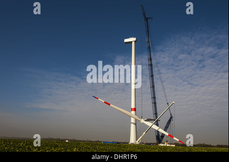 Montage du rotor sur une nouvelle éolienne Banque D'Images