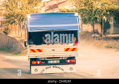 Les gens qui voyagent à l'arrière du camion. Turquie 2013 Banque D'Images