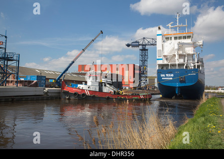 Pays-bas, Hoogezand-Sappemeer, General Cargo à l'Bodewes Shipyard. Canal appelé Winschoterdiep Banque D'Images