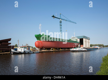 Pays-bas, Hoogezand-Sappemeer, General Cargo à l'Bodewes Shipyard. Canal appelé Winschoterdiep Banque D'Images