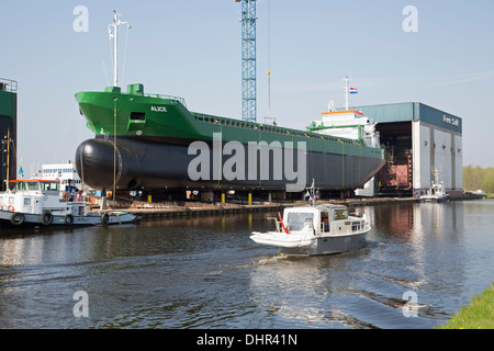 Pays-bas, Hoogezand-Sappemeer, General Cargo à l'Bodewes Shipyard. Canal appelé Winschoterdiep Banque D'Images