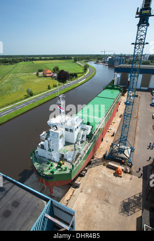 Pays-bas, Groningen, lancement de cargo général à la Ferus Smit Chantier Naval. Canal appelé Winschoterdiep. Vue aérienne Banque D'Images