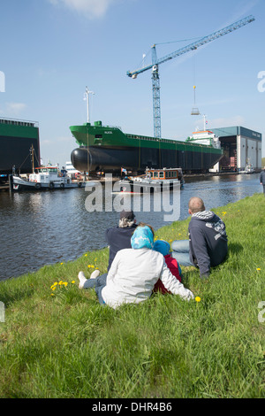 Pays-bas, Hoogezand-Sappemeer, General Cargo à l'Bodewes Shipyard. Canal appelé Winschoterdiep Banque D'Images