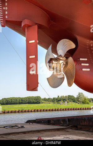 Pays-bas, Groningen, General cargo à la Ferus Smit Chantier Naval. La vis. Canal appelé Winschoterdiep Banque D'Images