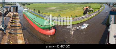 Pays-bas, Groningen, General cargo au chantier naval Smit Ferus appelé Canal Winschoterdiep. Vue panoramique. Vue aérienne Banque D'Images