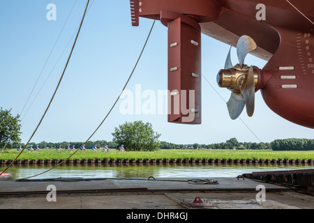 Pays-bas, Groningen, General cargo à la Ferus Smit Chantier Naval. La vis. Canal appelé Winschoterdiep Banque D'Images