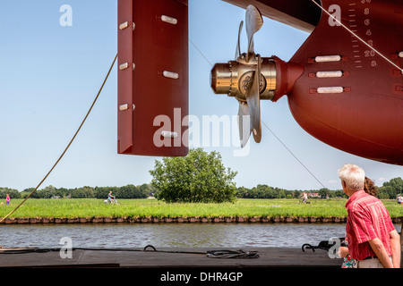 Pays-bas, Groningen, General cargo à la Ferus Smit Chantier Naval. Canal appelé Winschoterdiep. Homme regarde la vis. Banque D'Images