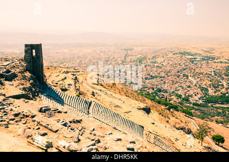 Des colonnes de marbre et de repose. Le sanctuaire de Trajan, Akropol, Bergama, Pergamo, Turquie Banque D'Images