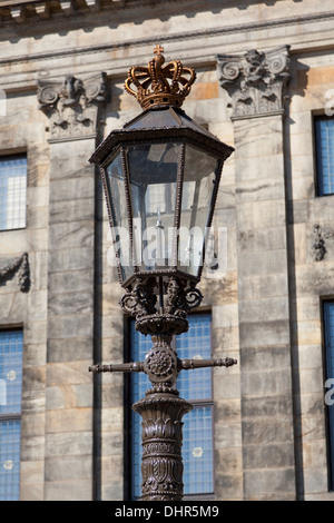 Lanterne classique en face du Palais Royal sur le Dam à Amsterdam, Pays-Bas Banque D'Images