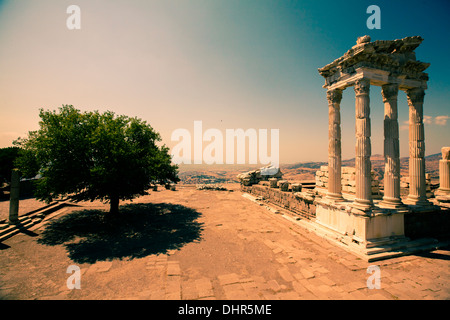 Des colonnes de marbre et de repose. Le sanctuaire de Trajan, Akropol, Bergama, Pergamo, Turquie Banque D'Images