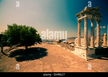 Des colonnes de marbre et de repose. Le sanctuaire de Trajan, Akropol, Bergama, Pergamo, Turquie Banque D'Images