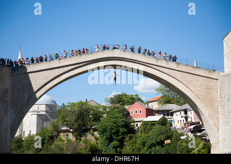 Garçon qui plonge depuis le vieux pont de Mostar, Bosnie-Herzégovine, Europe Banque D'Images