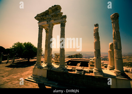 Des colonnes de marbre et de repose. Le sanctuaire de Trajan, Akropol, Bergama, Pergamo, Turquie Banque D'Images