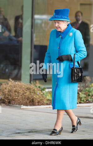 Manchester, UK. 14 novembre 2013. Sa Majesté la Reine arrive à l'ouverture officielle de la CO-OP siège à Manchester. 14 novembre 2013. Credit : Howard Harrison/Alamy Live News Banque D'Images