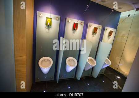 Pays-bas, Maastricht, Kruisheren hôtel design dans l'ancienne église et un monastère appelé Kruisheren. Toilettes pour hommes Banque D'Images