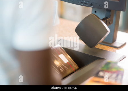 Numérisation livres Bibliothèque bibliothécaire au compteur Banque D'Images