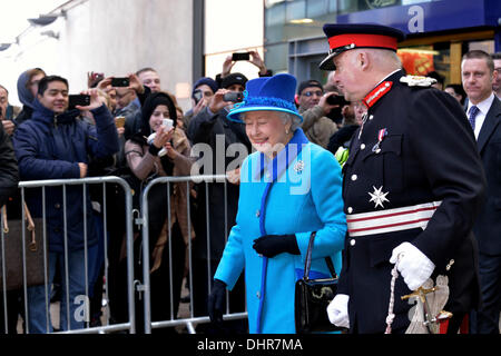 Manchester, UK. 14 novembre 2013. La Reine quitte la gare Piccadilly de Manchester accompagné par le Lord-Lieutenant., Warren Smith. Sur son viisit elle ouvre officiellement le nouveau eco-friendly Noma siège de la société coopérative. Elle passe ensuite à rencontrer les jeunes défavorisés en utilisant l'usine Zone jeunesse Centre dans Harpuhey, au Nord de Manchester. 14 novembre 2013 Crédit : John Fryer/Alamy Live News Banque D'Images