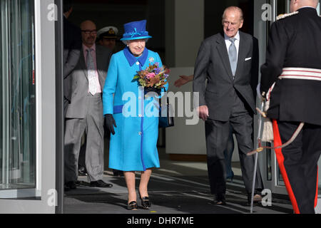 Manchester, UK. 14 novembre 2013. La Reine et le duc d'Édimbourg quittent le nouveau eco-friendly Le Noma au siège de la société coopérative avant de passer aux jeunes défavorisés en utilisant l'usine Zone jeunesse Centre dans Harpuhey, au Nord de Manchester. 14 novembre 2013 Crédit : John Fryer/Alamy Live News Banque D'Images