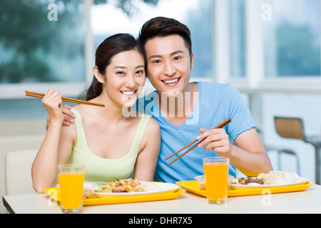 Young couple having a meal in restaurant Banque D'Images