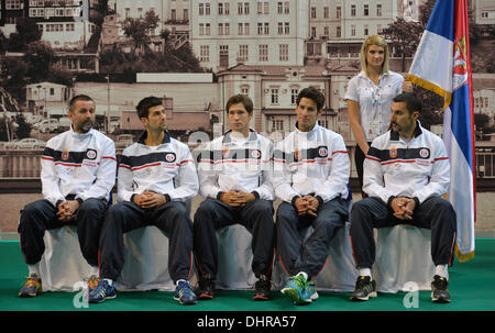 Belgrade, Serbie. 14 novembre 2013. De gauche à droite : le capitaine de l'équipe serbe Bogdan Obradovic et joueurs de tennis Serbe Novak Djokovic, Dusan Lajovic, Ilija Bozoljac et Nenad Zimonjic sont vus au cours de l'illustration pour la finale de la Coupe Davis de tennis, République tchèque contre la Serbie, à Belgrade, Serbie le 14 novembre 2013. (Photo/CTK Michal Kamaryt/Alamy Live News) Banque D'Images