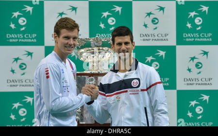 Belgrade, Serbie. 14 novembre 2013. De gauche à droite : le joueur de tennis Tchèque Tomas Berdych et le Serbe Novak Djokovic sont vus au cours de l'illustration pour la finale de la Coupe Davis de tennis, République tchèque contre la Serbie, à Belgrade, Serbie le 14 novembre 2013. (Photo/CTK Michal Kamaryt/Alamy Live News) Banque D'Images