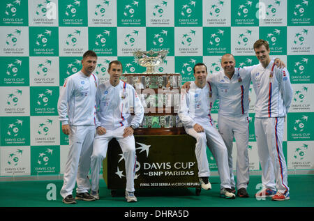 Belgrade, Serbie. 14 novembre 2013. De gauche à droite : les joueurs de tennis tchèque Jan Hajek, Lukas Rosol, Radek Stepanek, le capitaine Vladimir Safarik et Tomas Berdych sont vus au cours de l'illustration pour la finale de la Coupe Davis de tennis, République tchèque contre la Serbie, à Belgrade, Serbie le 14 novembre 2013. (Photo/CTK Michal Kamaryt/Alamy Live News) Banque D'Images