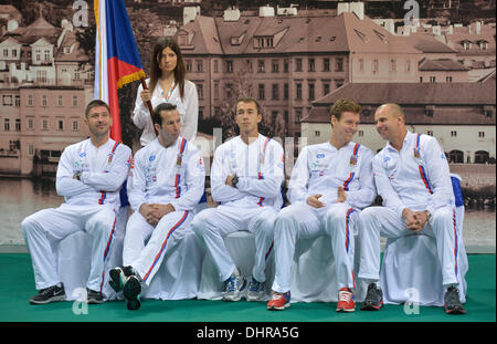 Belgrade, Serbie. 14 novembre 2013. De gauche à droite : les joueurs de tennis tchèque Jan Hajek, Radek Stepanek, Lukas Rosol, Tomas Berdych et leur capitaine Vladimir Safarik sont vus au cours de l'illustration pour la finale de la Coupe Davis de tennis, République tchèque contre la Serbie, à Belgrade, Serbie le 14 novembre 2013. (Photo/CTK Michal Kamaryt/Alamy Live News) Banque D'Images